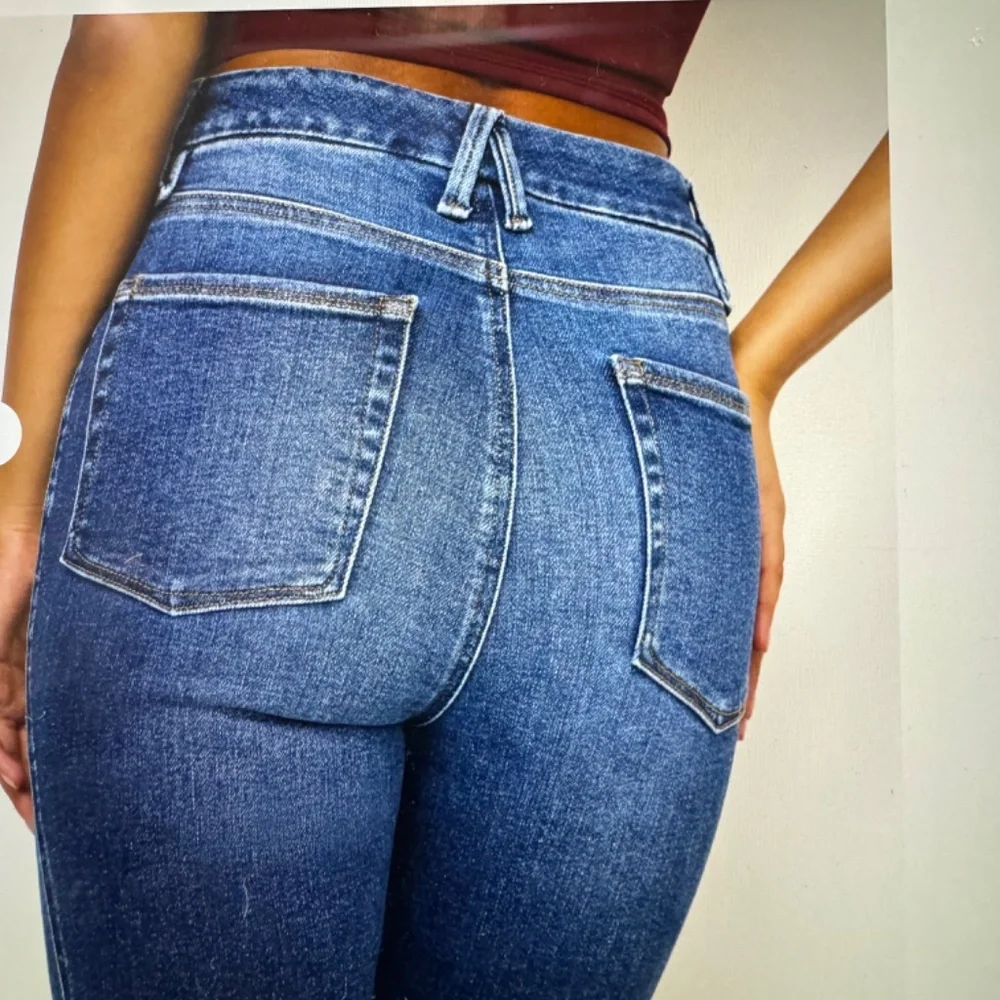Good American Good Curve Bootcut Jeans - Picture 4 of 4